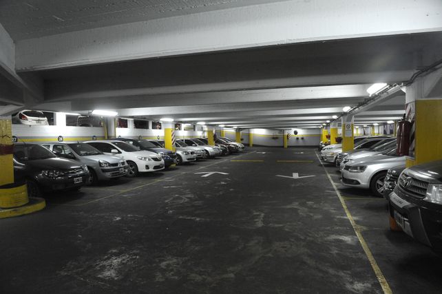 Cocheras en el centro de Rosario. En el Concejo se discute la modificación de la ordenanza. 