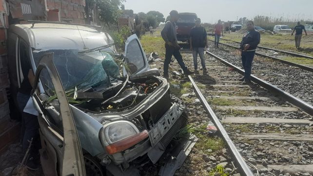 Este viernes a la mañana realizó la remisión de la Renault Kangoo que fue arrastrada por el tren.