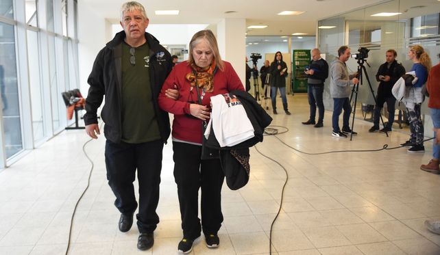 Los padres de Marcos Guenchul transitando los pasillos del Centro de Justicia Penal.