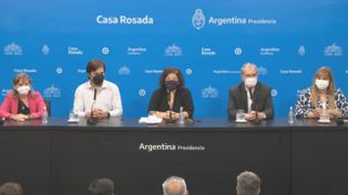 La ministro de Salud, Carla Vizzotti y su equipo durante la conferencia de prensa luego de la reunión con los ministros de salud del país.