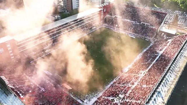El Estadio UNO de Estudiantes sufrió una numerosa invasión de mosquitos durante el partido frente a Newells de este lunes.