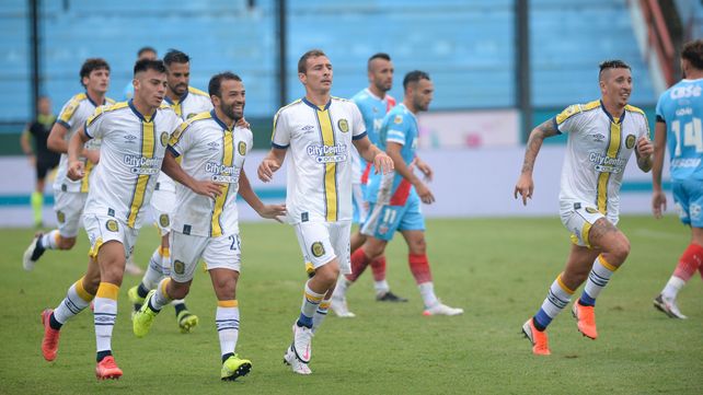 Ruben celebra su gol junto a sus compañeros, pero a Central no le alcanzó.