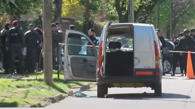 El vehículo utilitario que fue atacado a tiros por los ladrones