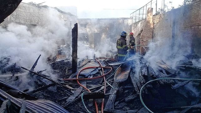 Imágenes de cómo quedó la maderera de Colastiné Norte tras el incendio.&nbsp;