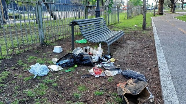 Vélez Sarsfield y Alem amanecieron repletos de basura: vecinos denuncian presencia de trapitos y limpiavidrios