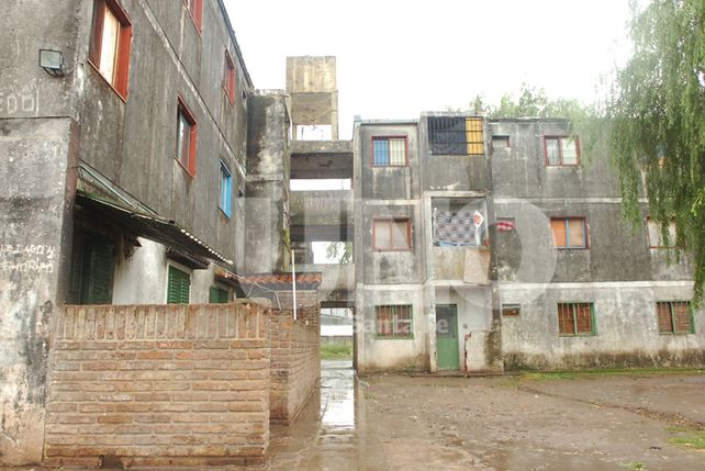 Marcado deterioro. El complejo se inauguró en 1987 y hoy está integrado por 21 monoblocks porque un incendio