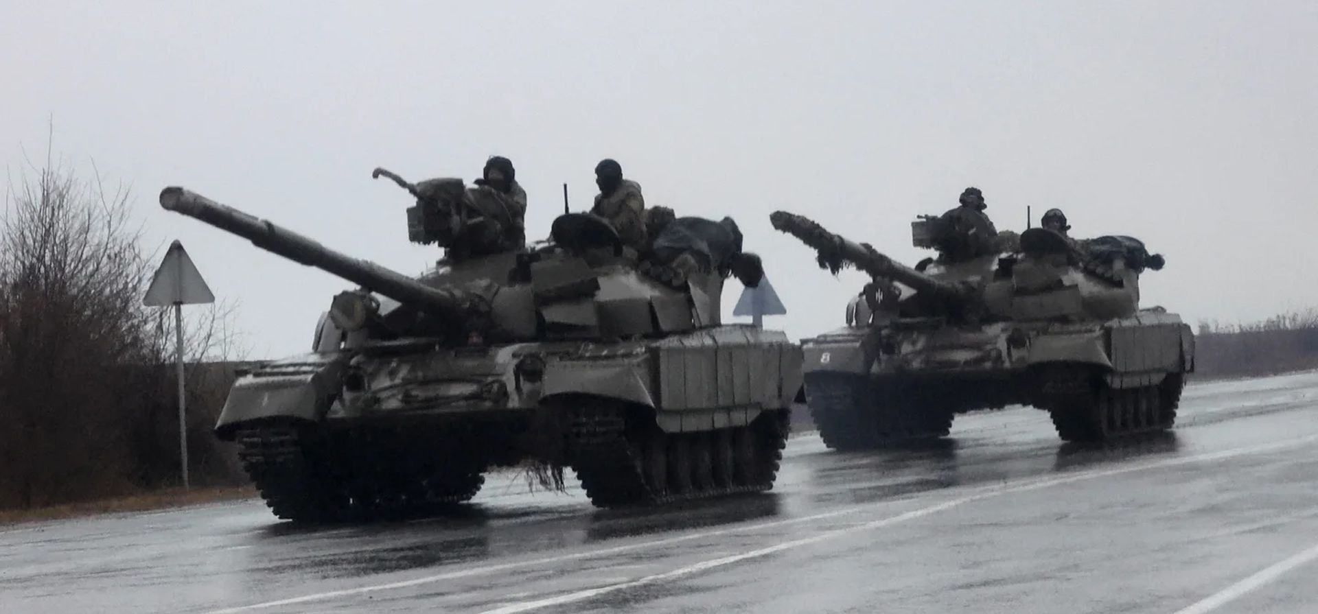 Tanques ingresan a la ciudad, luego de que el presidente ruso, Vladimir Putin, autorizara una operación militar en el este de Ucrania, en Mariupol.