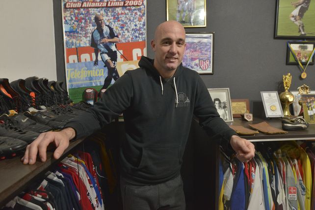 En la intimidad. El flamante jugador de Atlético Paraná en su pequeño museo. Ahora se agrega una nueva pilcha para su colección personal.&nbsp;