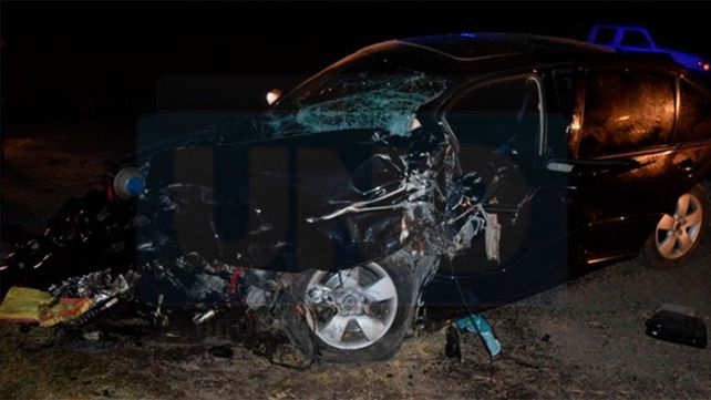 Son dos los fallecidos al chocar un auto contra una maquina vial en la banquina de ruta 18
