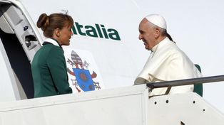 El papa Francisco ya inició su histórico viaje a Brasil y mostró su alegría por Twitter