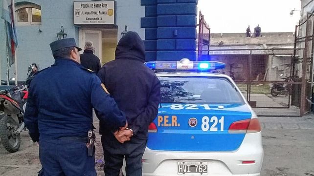 Violento pateó la reja de la casa de su expareja y la golpeó