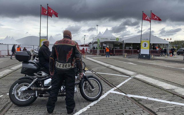 Un grupo de motocicletas esperan afuera de Vaccine Village en Amberes, Bélgica. El plan escalonado de vacunación COVID-19 de Bélgica está en camino con la esperanza de inocular a la mayor cantidad posible de su población para el verano.