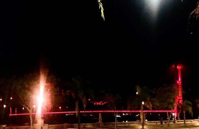 El Puente Colgante se ti&ntilde;&oacute; de rojo y negro para celebrar el cumplea&ntilde;os de Col&oacute;n.