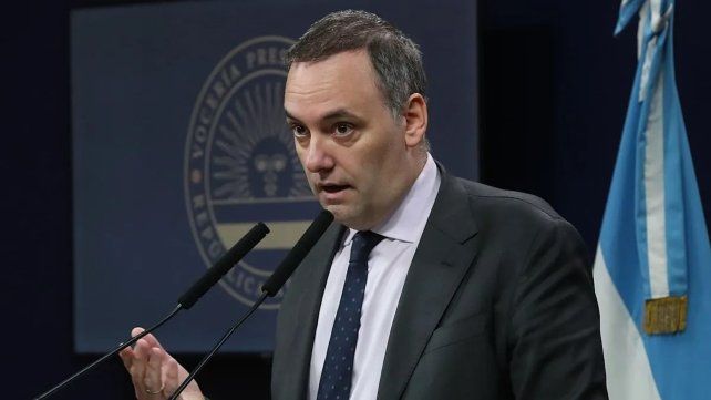 Adorni afirmó que la brecha entre el dólar oficial y el paralelo está camino a morir