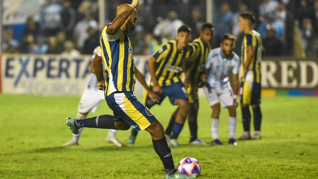 Zurdazo. Carlos Quintana ejecutó con precisión contra el palo izquierdo del arquero y transformó el penal en el primer gol.&nbsp;