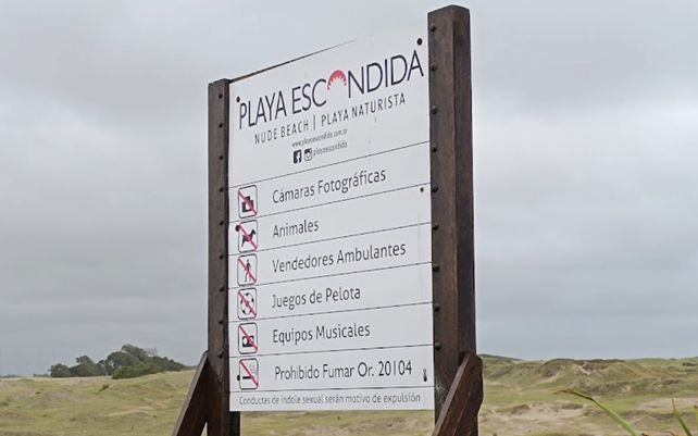 Un cartel en Playa Escondida anuncia las normativas específicas del balneario.