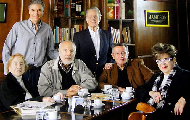 Sentados: de izquierda a derecha