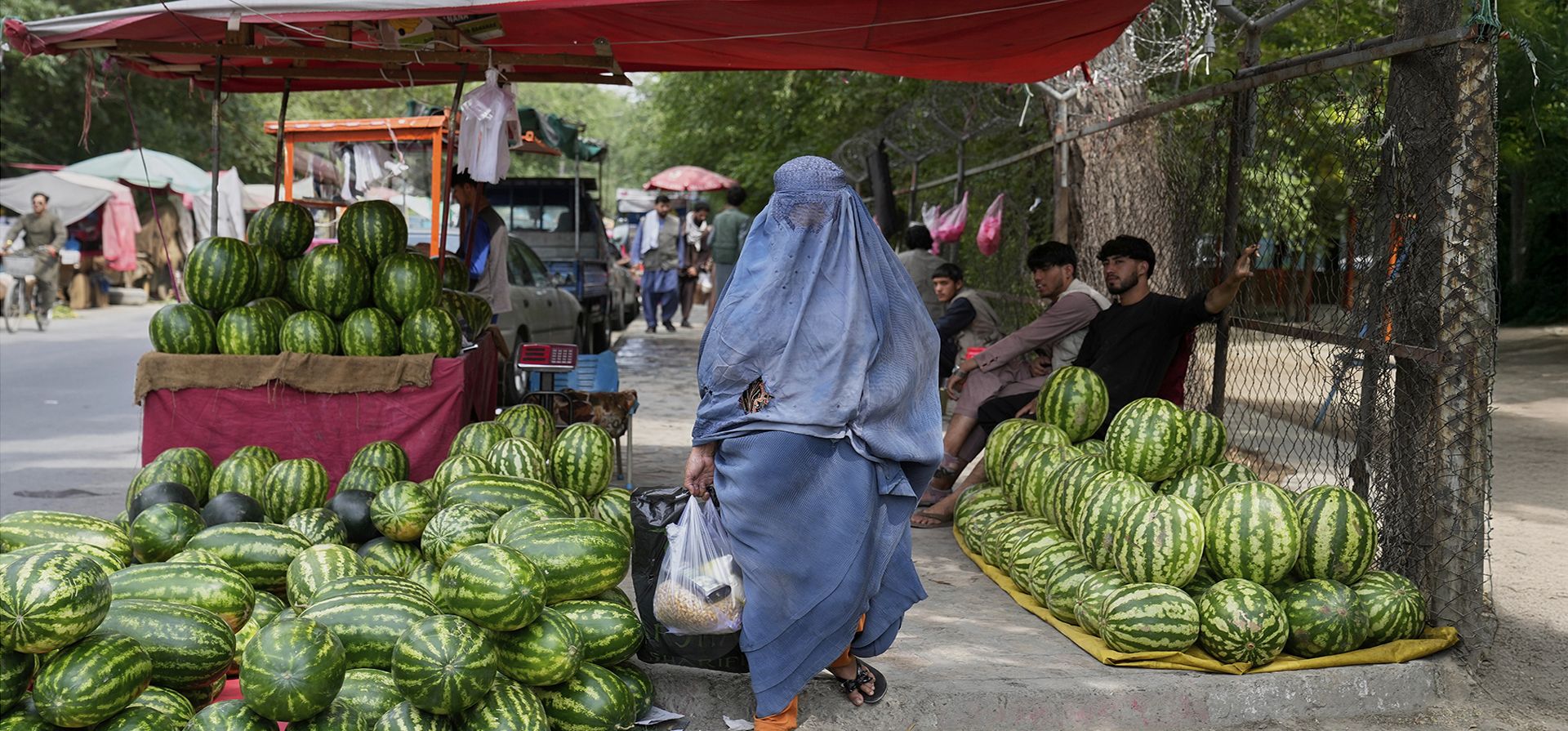 Una mujer compra en un mercado de Kabul, Afganistán, el jueves 5 de junio de 2025. (Foto AP/Ebrahim Noroozi) Una mujer compra en un mercado de Kabul, Afganistán, el jueves 5 de junio de 2025. (Foto AP/Ebrahim Noroozi)