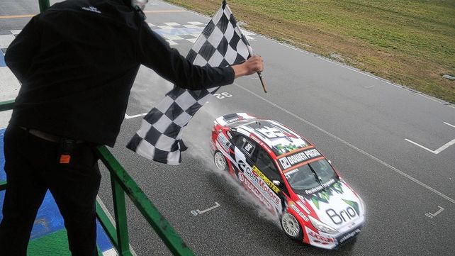 El piloto de Pergamino dominó ante una condición muy difícil de pista producto de la lluvia.