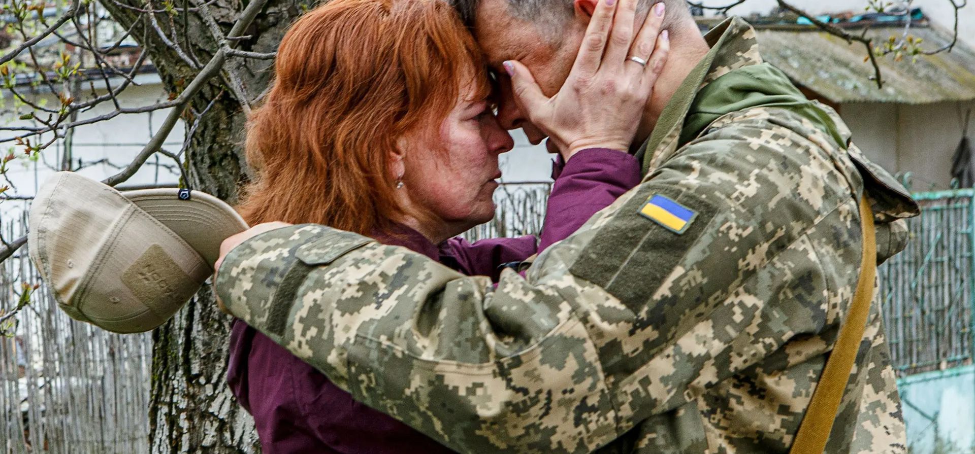 Uzhhorod, Ucrania. Una mujer se despide de su marido antes de que se vaya a la primera línea.  