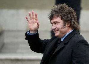 Milei llevará doce gobernadores a París, pero Pullaro no sería de la partida