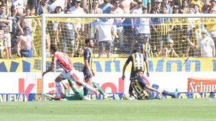 Primera estocada. Los jugadores de Central sufren la caída de su arco. Fue el tanto que abrió la victoria tatengue.