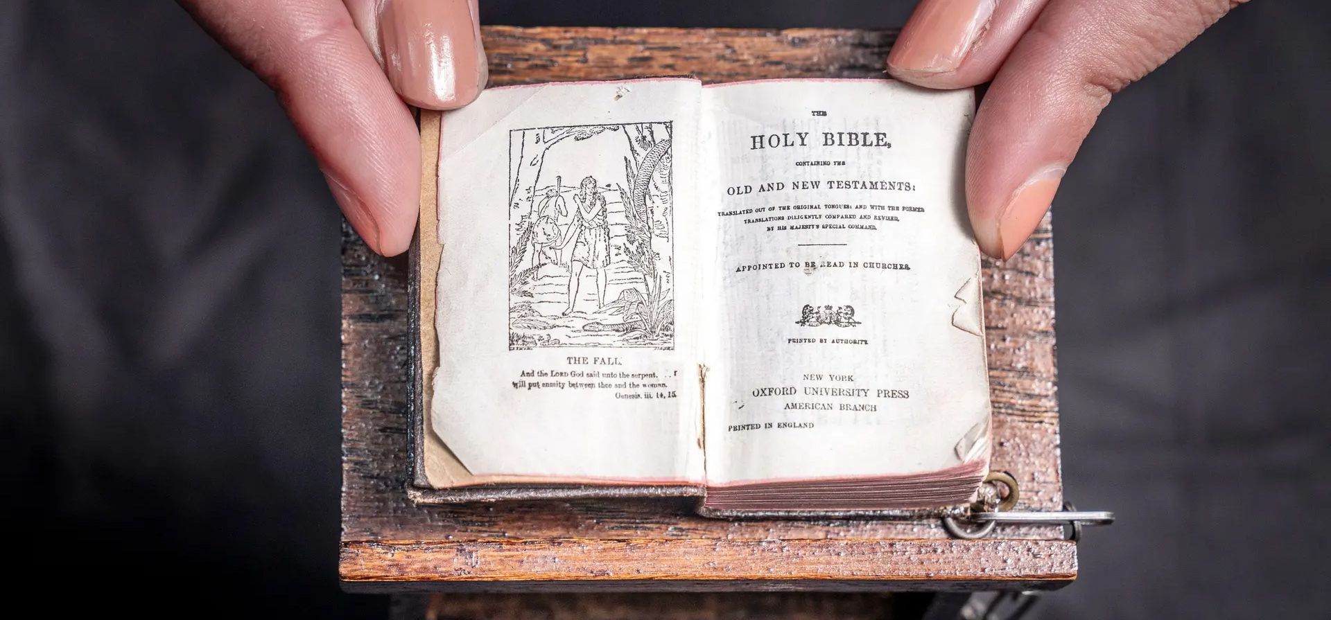 Una pequeña copia de la Biblia de 1911 se exhibe en la biblioteca de la ciudad de Leeds. La réplica de una llamada Biblia encadenada no es mucho más grande que una moneda de £ 1, pero contiene ambos testamentos impresos en 876 páginas de papel de la India delgadas como gossamer, que solo se pueden leer con una lupa. Los bibliotecarios no están seguros de sus orígenes, ya que solo resurgió cuando la biblioteca decidió hacer una encuesta exhaustiva durante los cierres de confinamiento. Fotografía: Danny Lawson/PA