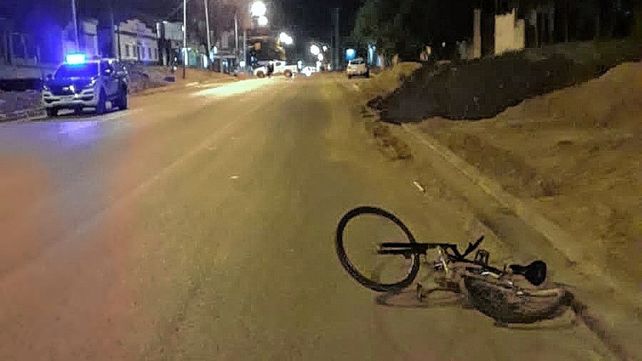 Ciclista se encuentra grave tras ser chocado por un auto