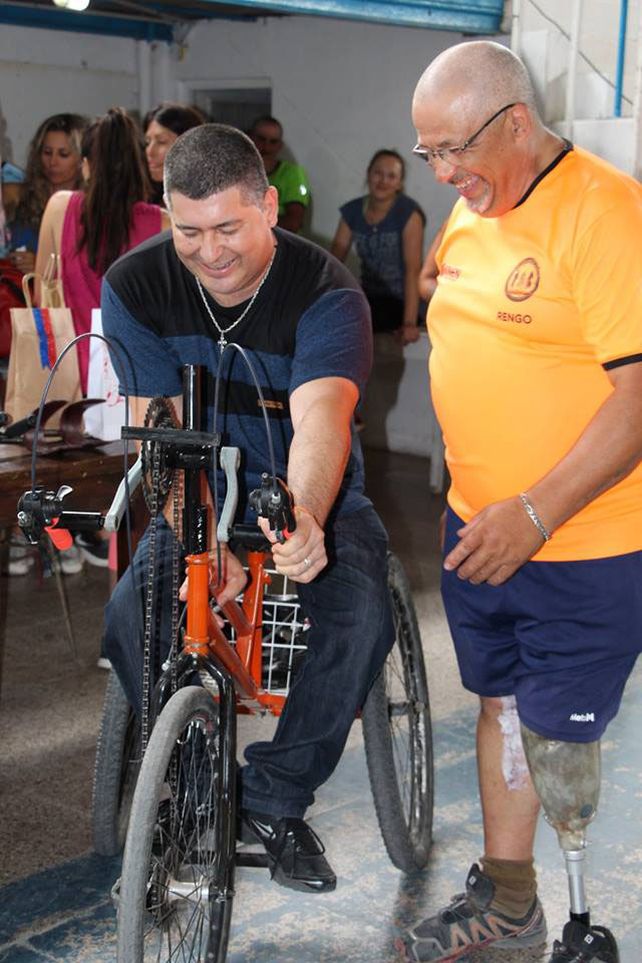 Hugo Horts fabricó una bici adaptada y se la donó a un ciclista de fierro