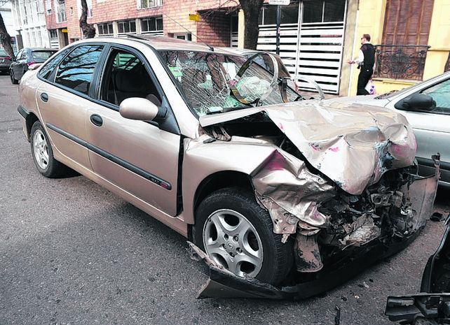 renault laguna. El automóvil que conducía el joven de 28 años.