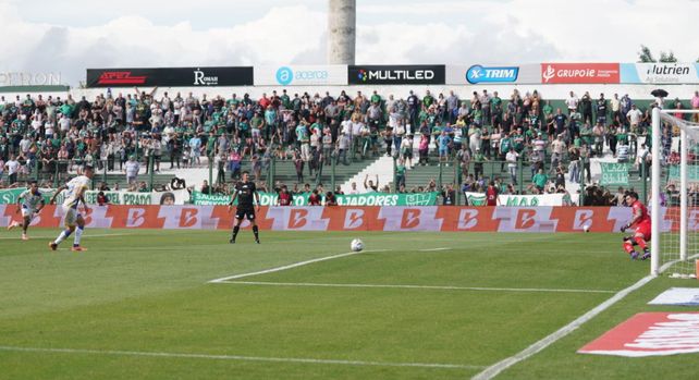 Di María ejecuta con maestría el penal con el que Central logró tres puntos clave en cancha de Sarmiento.