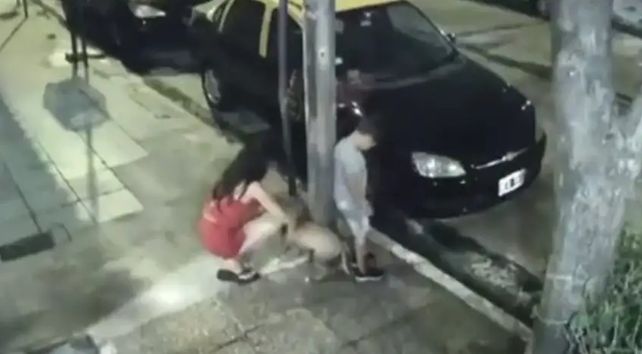 In fraganti. Una mujer ata al perro a un poste mientras el niño parece estar llorando. (Imagen de video)