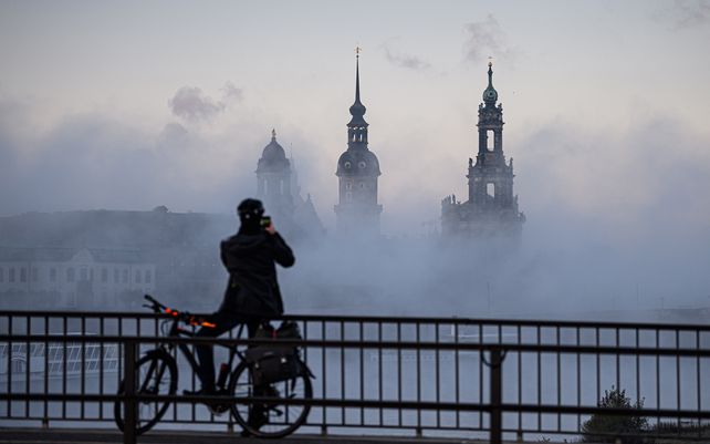 Un ciclista toma una fotografía del casco antiguo de Dreseden
