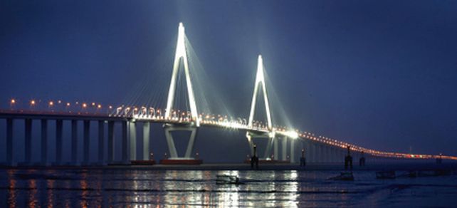 Inauguran el puente m&aacute;s largo del mundo sobre el mar en China