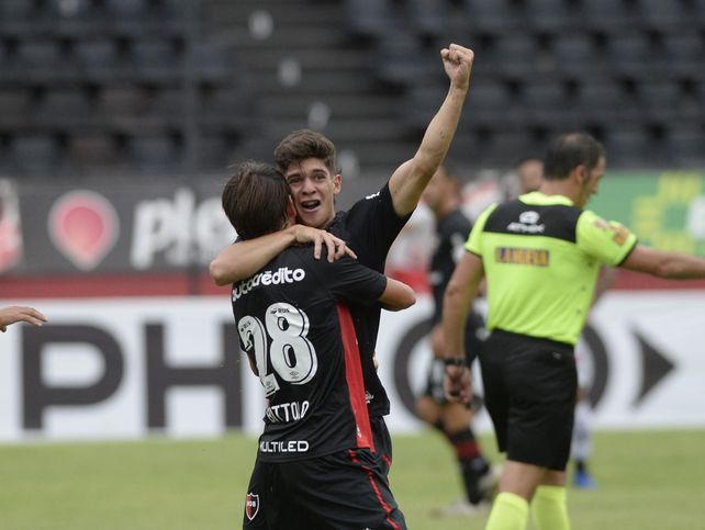 Luciano Cingolani festeja su gol el día de su debut en Newell