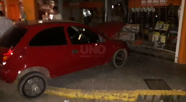El auto terminó sobre la vereda y rompiendo la vereda de un comercio.// Foto Gentileza Radio EME.