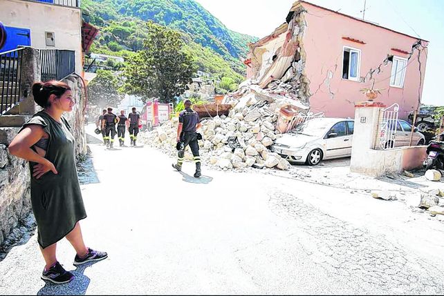 día después. Una habitante de la isla observa los daños dejados por el terremoto en una de las viviendas.