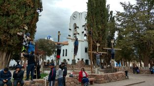 Escándalo por un acto en el que crucificaron a un nene de 9 años