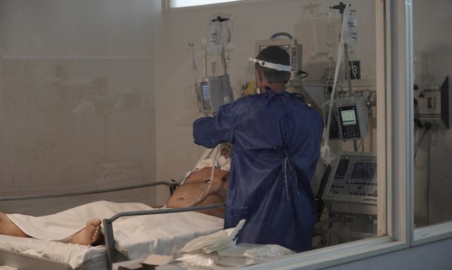 El aumento de contagios saturó las camas críticas y colapsó el sistema de salud de la ciudad.