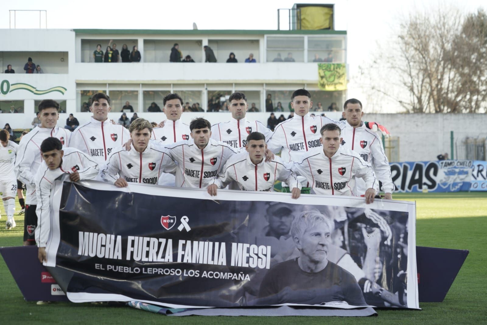 La Capital | El sentido homenaje de los jugadores de Newells a la familia Messi antes del partido con Defensa