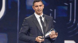 Dibu Martínez con el premio.&nbsp;