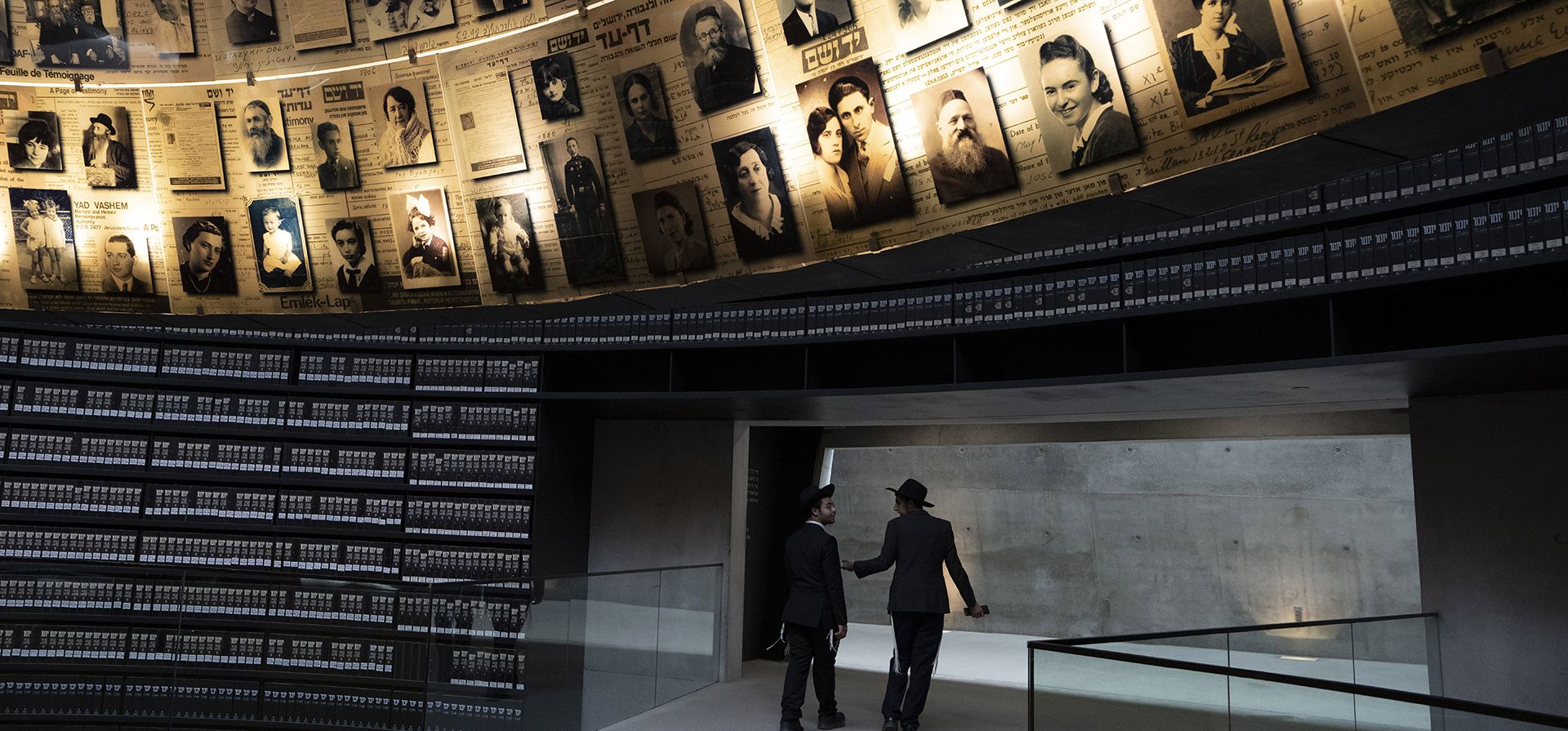 Visitantes abandonan el Salón de los Nombres en el Monumento al Holocausto de Yad Vashem antes del Día del Recuerdo del Holocausto, el martes 26 de abril de 2022.