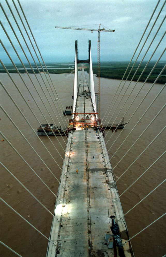 El 4 de febrero de 2002 la obra de la conexión Rosario-Victoria logra un objetivo emblemático: unir las dos partes del puente principal.