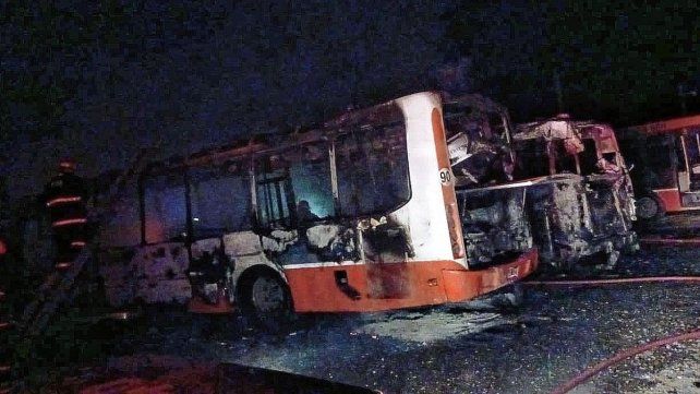 Los colectivos quemados en la zona del Acceso Norte de Paraná.