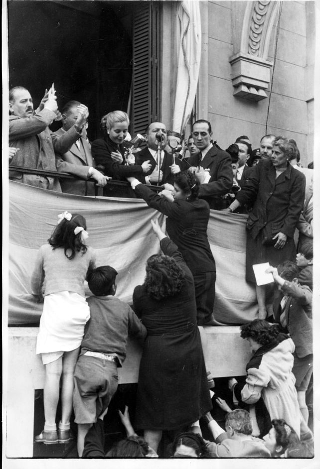 Evita ante la multitud de la plaza San Martín, viaje de 1948, mujeres y niños trepados en las rejas para tocar las manos de la primera dama.