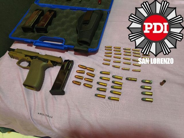 El arma de fuego incautada en la casa del imputado investigado por asalto cometido en San Lorenzo.