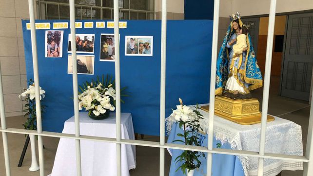 En la puerta del colegio colocaron esta mañana un afiche con fotos de Ticiana.