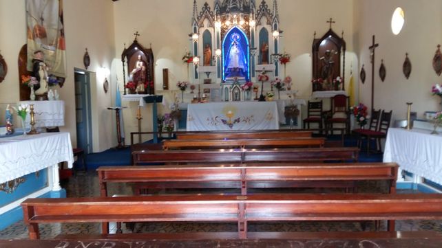 El interior de la capilla deja ver a la Virgen Nuestra Señora de los Remedios, el Cristo Nazareno y la Virgen Niña.