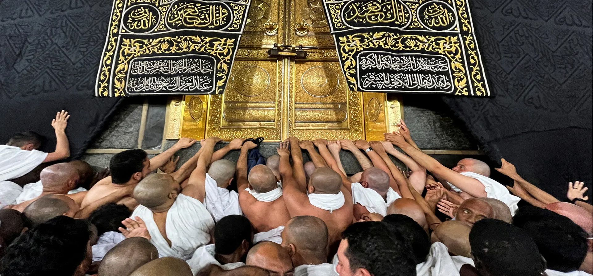 Los musulmanes tocan la puerta de la Kaaba en la Gran Mezquita durante su peregrinación Umrah, La Meca, Arabia Saudita. Fotografía: Amr Abdallah Dalsh/Reuters Los musulmanes tocan la puerta de la Kaaba en la Gran Mezquita durante su peregrinación Umrah, La Meca, Arabia Saudita. Fotografía: Amr Abdallah Dalsh/Reuters