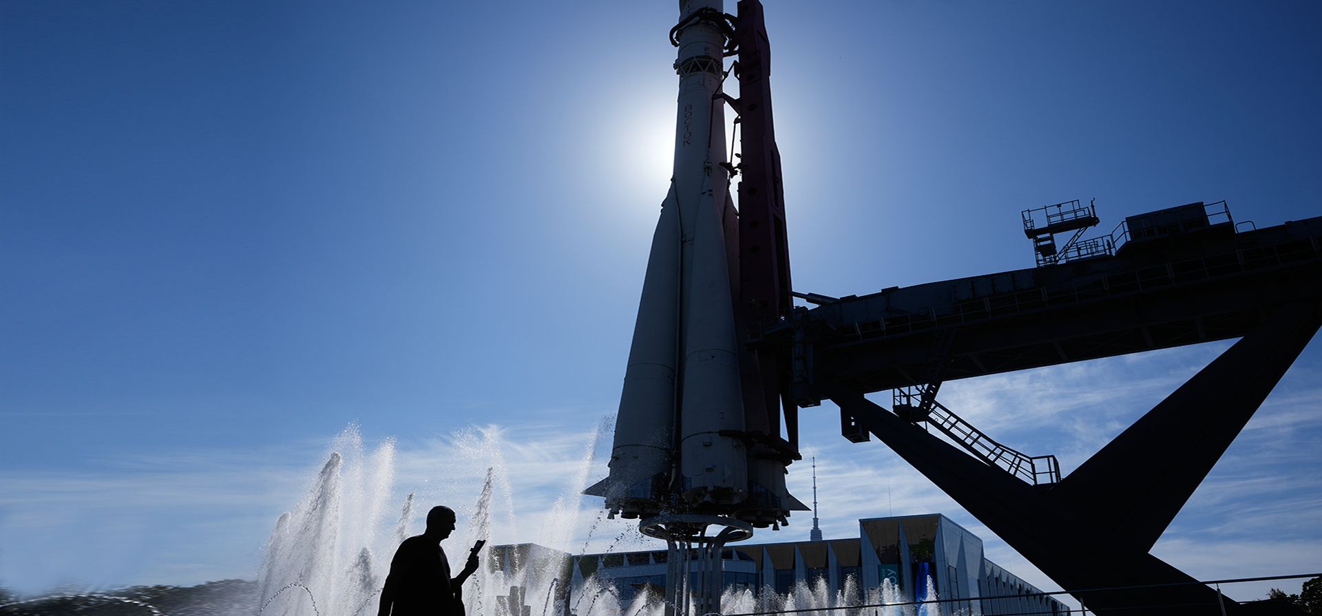 Un hombre pasa junto a una réplica a tamaño real del cohete Vostok en el VDNKh (Exposición de Logros de la Economía Nacional) en un día soleado en Moscú, el jueves 10 de septiembre de 2026. (Foto AP/Pavel Bednyakov) Un hombre pasa junto a una réplica a tamaño real del cohete Vostok en el VDNKh (Exposición de Logros de la Economía Nacional) en un día soleado en Moscú, el jueves 10 de septiembre de 2026. (Foto AP/Pavel Bednyakov)